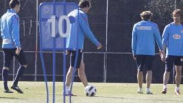 <b>TRABAJO. </b>Reyes, Perea, Juanfran, Godín, Forlán y Valera en la sesión de entrenamiento de ayer en el Cerro del Espino.