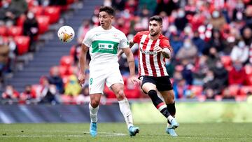 Dario Benedetto ante Unai N&uacute;nez el s&aacute;bado en San Mam&eacute;s.