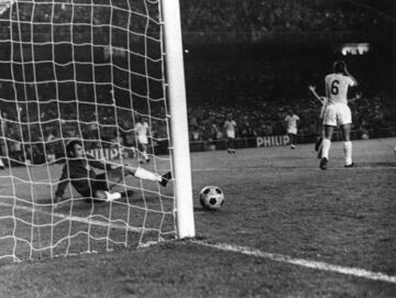 En pleno julio se disputó la final de Copa del Generalísimo en el Santiago Bernabéu. Salcedo adelantó a los rojiblancos y Gárate deshizo el empate que había materializado Valdez para el Valencia. Fue la cuarta Copa de la historia para el Atlético de Madrid.