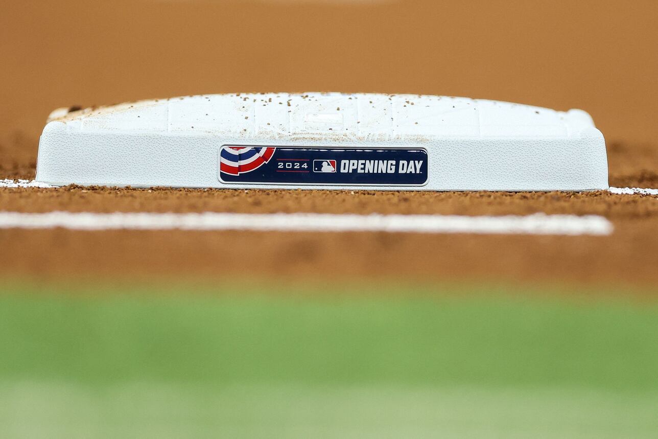 How do catchers relay signals to pitchers? The technology behind AS USA