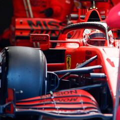 El Ferrari de Vettel se paró por una fuga de aceite del motor