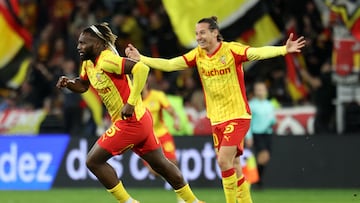 Lens' French forward Allan Saint-Maximin (L) celebrates after scoring his team's third goal during the French L1 football match between RC Lens and Stade Rennais FC at the Stade Bollaert-Delelis in Lens, northern France on February 7, 2026. (Photo by Francois LO PRESTI / AFP)