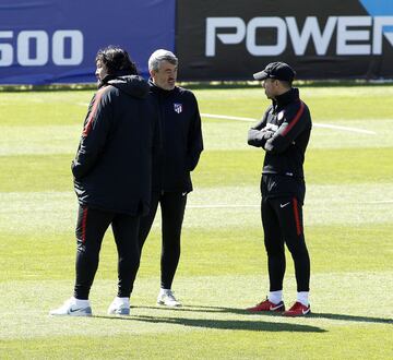 El 'Mono' Burgos, Simeone y ?scar Fern¨¢ndez.