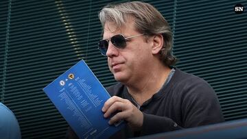 Todd Boehly, viendo un partido del Chelsea.