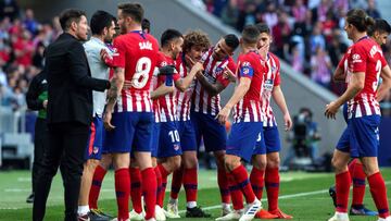 Los jugadores del Atlético felicitan a Griezmann después de su gol al Celta.