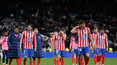 Los jugadores del Atlético se retiran del Bernabéu tras disputar el derbi de Champions.