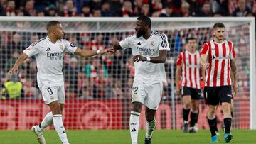 BILBAO, 04/2/2024.- Los jugadores del Real Madrid Antonio Rüdiger (d)y Kylliam Mbappé celebran tras marcar ante el Athletic, durante el partido de LaLiga que Athletic Club y Real Madrid disputan este miércoles en el estadio de San Mamés, en Bilbao. EFE/Miguel Toña