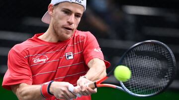 Diego Schwartzman devuelve una bola durante su partido ante Daniil Medvedev en el Masters 1.000 de Par&iacute;s de 2020.