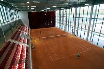 Esta es una de las canchas techadas que tiene el reducto.