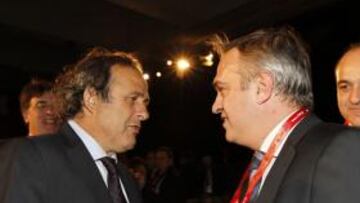 <b>ENCUENTRO. </b>Michel Platini y José Luis Astiazarán hablaron en Bucarest de adelantar el inicio de liga.