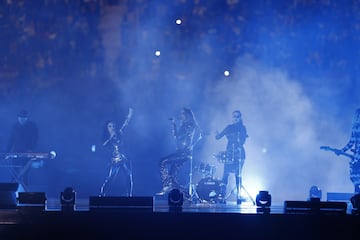 Alaska y Mario Vaquerizo amenizaron con un concierto antes del partido.