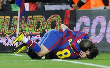 Digital. Barcelona 20/02/09 -Camp Nou. Campeonato nacional de liga. Temporada 2009-2010. Jornada. FC Barcelona-  .Racing Santander. Bojan felicita a Iniesta por su gol, primero del Bar&Atilde;&sect;a - (c) Vicens Gimenez