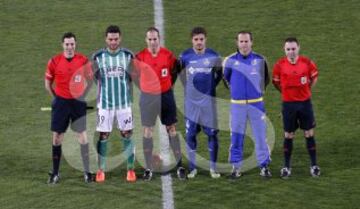 El árbitro Álvarez Izquierdo acompañado por sus asistentes Gallego García y Martínez Nicolás, el cuarto árbitro Rebollo López y los capitanes Jorge Molina y Pedro León.