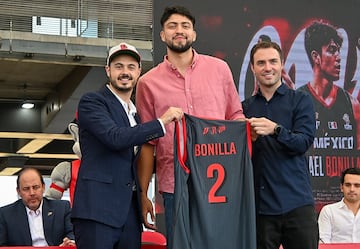 Gael Bonilla, jugador de Diablos Rojos Basquetbol, con Santiago Harp y Nick Lagios.