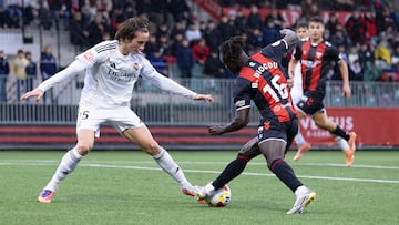 Baba Diocou encara al jugador del Casrilla Maniu Serrano.