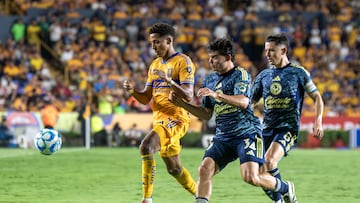 AME805. MONTERREY (MÉXICO), 16/08/2025.- Ozziel Herrera (i) de Tigres disputa el balón con Dagoberto Espinoza (c) de América este sábado, durante un partido de la jornada 5 del Torneo Apertura 2025 celebrado en el estadio Universitario en Monterrey (México). EFE/Miguel Sierra