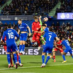 Ramos alivia al Sevilla a balón parado