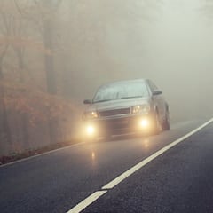 ¿Me pueden multar por usar mal las luces antiniebla en el coche? Esto dice el Reglamento de la DGT