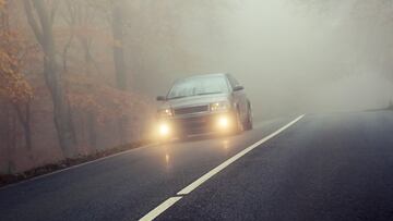 ¿Me pueden multar por usar mal las luces antiniebla en el coche? Esto dice el Reglamento de la DGT
