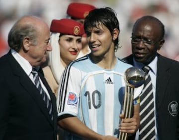 Mundial Sub 20 de Canadá 2007; Agüero recibe el Balón de Oro junto a Sepp Blatter y Jack Warner.