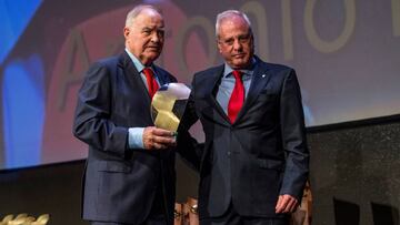 El exfutbolista del Real Madrid, Antonio Ruiz (i), tras recibir el premio &quot;Homenaje al m&eacute;rito deportivo&quot; durante la Gala del f&uacute;tbol de Madrid organizada por la Federaci&oacute;n de f&uacute;tbol madrile&ntilde;a.