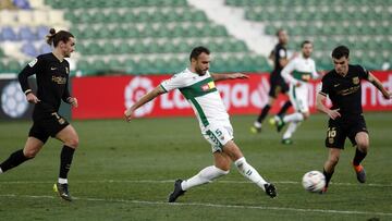 El jugador del Elche, Gonzalo Verdú ante el jugador del Barcelona, Pedri. 
 