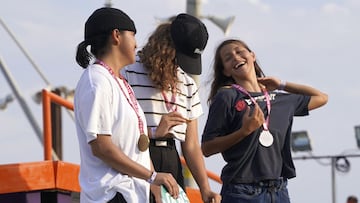 Itzel Granados (tercera), Virginia Cavalcante (primera) y Rafaela Costa (segunda) con sus medallas en el podio de Skate Women del Extreme Barcelona 2021, en el Parc del F&ograve;rum de Barcelona (Espa&ntilde;a) el 25 de septiembre del 2021. 