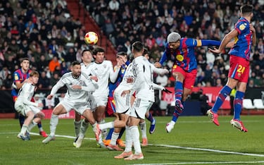 0-2. Córner que lanza Marcus Rashford y Ronald Araujo concecta un gran cabezazo para mandar el balón al fondo de la portería de Raúl Lizoain.