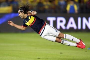 Colombia-Kuwait. Radamel Falcao en un remate de cabeza.