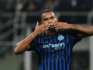 Soccer Football - UEFA Champions League - Inter Milan v Slavia Prague - San Siro, Milan, Italy - September 30, 2025 Inter Milan's Manuel Akanji acknowledges fans after the match REUTERS/Jennifer Lorenzini