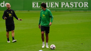 El francés Clem Grenier seguirá siendo la guía del Racing de José Alberto en el centro del campo.