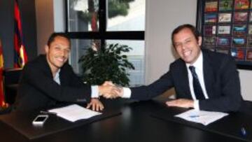 Adriano, con Sandro Rosell tras la firma del contrato.