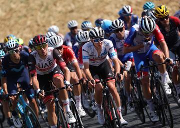 El pelot¨®n durante la decimotercera etapa del Tour de Francia 2022.