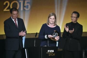 Jill Ellis recibe el premio de entrenadora del año. 