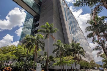 El escalador ruso se encaram¨® al edificio de Bancolombia de doce plantas en la ciudad de Medell¨ªn, llegando arriba en tan s¨®lo nueve minutos.