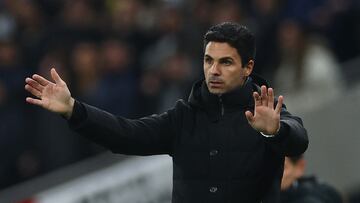 Mikel Arteta, entrenador del Arsenal, da indicaciones durante un partido.