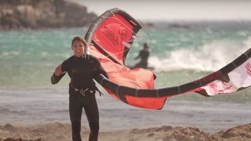 Lorenzo Casati hace los cuernos con la mano mientras con al otra sujeta su kite, en la playa de Balneario, Tarifa (Cádiz, España), el 30 de junio del 2023.