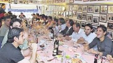 <b>COMIDA CON LOS DEBERES HECHOS. </b>La plantilla getafense se reunió ayer a comer en el restaurante Portobello junto al presidente, Ángel Torres, y el entrenador, Bernd Schuster, con la satisfacción de haber alcanzado el objetivo de la permanencia con antelación.
