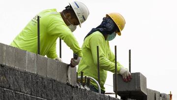 En la imagen, varios trabajadores de la construcción en Washington. EFE/EPA/MICHAEL REYNOLDS/Archivo