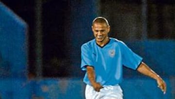 <b>SUPERACIÓN. </b>Dario Silva volvió a vestirse de corto en un amistoso en Uruguay. No faltaron el apoyo del público y de su familia.