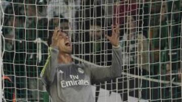 Cristiano se lamenta por una ocasión fallada del Madrid.