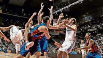 <b>PESE AL MAYOR REBOTE BLANCO. </b>Van den Spiegel y Hosley tratan de hacerse con un rebote ante jugadores azulgrana, que en la estadística sumaron cinco capturas menos.