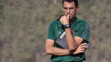 Poyet dirige otro entrenamiento a la espera de su adiós