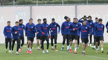 Llorente, Thomas, Trippier, Costa, Saúl, Kokte y Savic dirigen al grupo en la sesión del Atlético antes de viajar a Cornellà para medirse al Atleti.