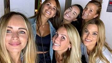 Las mujeres del Barça se despiden en piña de la esposa de Coutinho