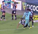 ¡Jugador de Botafogo fue arrastrado sus compañeros para apurar el partido!
