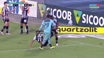 ¡Jugador de Botafogo fue arrastrado sus compañeros para apurar el partido!