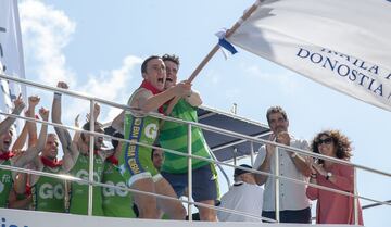 Los chicos de la trainera de Hondarribia celebran la victoria en la Bandera de la Concha masculina.