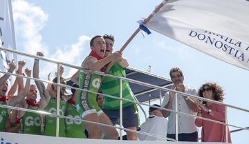 Los chicos de la trainera de Hondarribia celebran la victoria en la Bandera de la Concha masculina. 