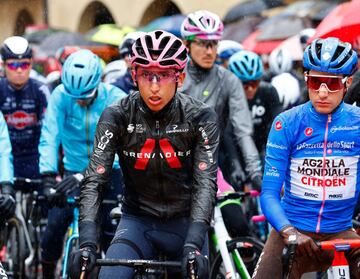 Egan Bernal antes del comienzo de la etapa. 